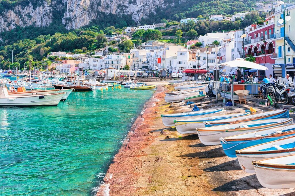 Pueblo de Capri con casas blancas entre las montañas y el mar en la isla de Capri