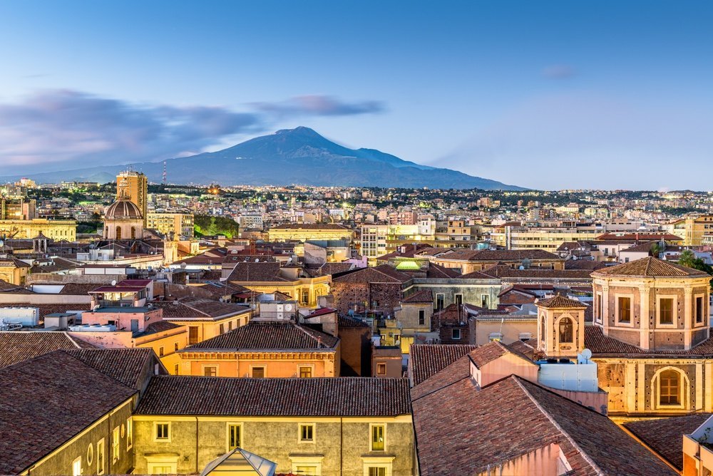 Vista de Catania con el volcán Etna al fondo