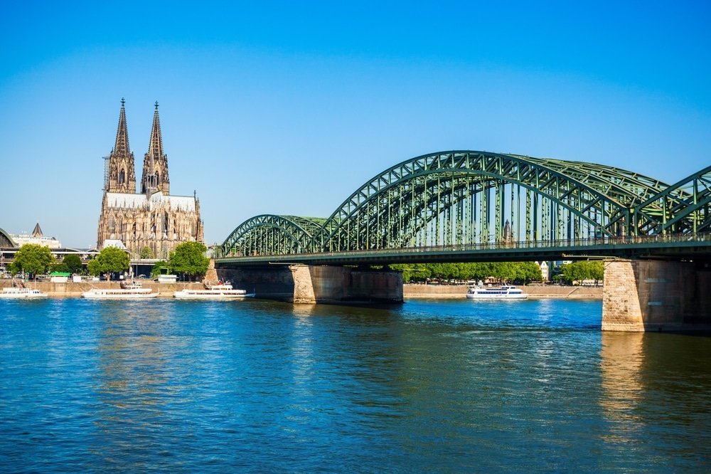 La catedral de Colonia y el puente Hohenzollern vistos desde el otro lado del Rin, en Colonia