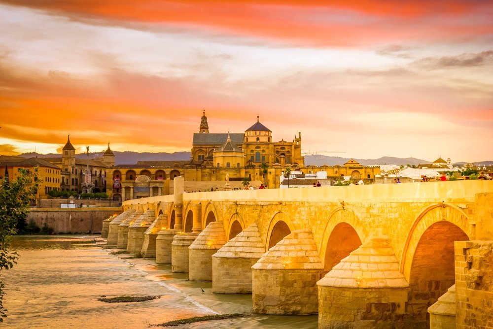 Mezquita-Catedral y Puente Romano de Córdoba al atardecer