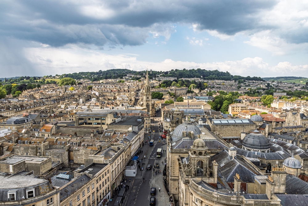 Vista aérea de Bath, en Inglaterra, con su arquitectura georgiana histórica y colinas verdes