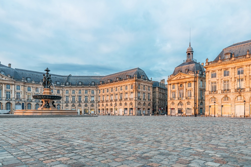 La Place de la Bourse y la fuente de las Tres Gracias en Burdeos