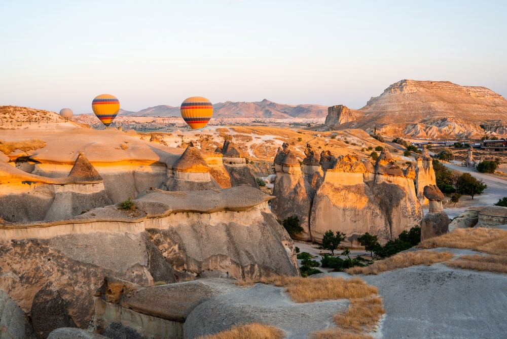 Globos aerostáticos sobre las formaciones rocosas de Capadocia al amanecer