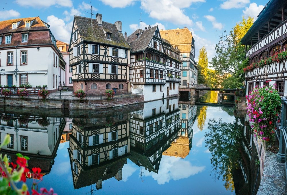 Casas de entramado de madera de Petite France reflejadas en los canales de Estrasburgo