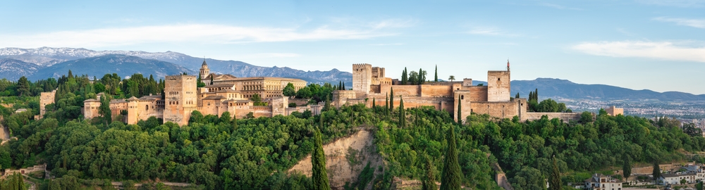 Vista panorámica de la Alhambra de Granada con Sierra Nevada al fondo