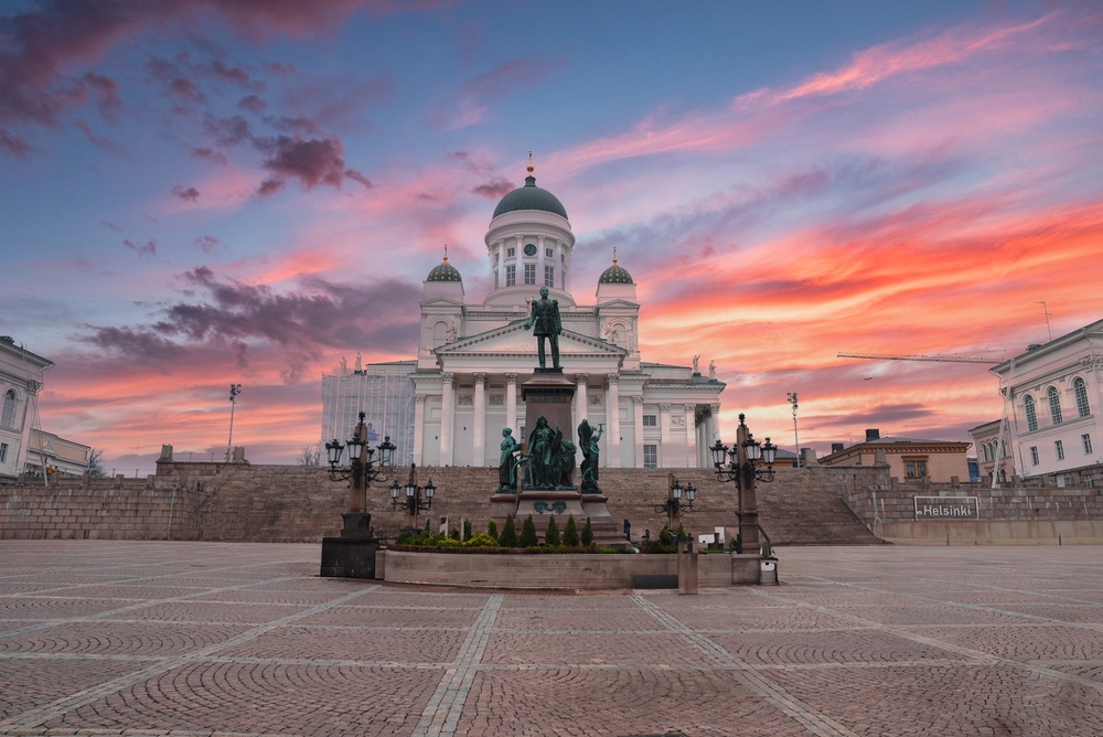 La catedral de Helsinki, con sus cúpulas verdes, en la plaza del Senado al atardecer