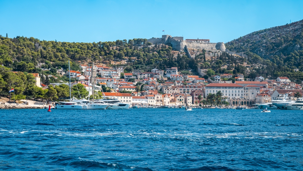 Vista panorámica de la ciudad de Hvar y el puerto con la fortaleza Fortica en la colina
