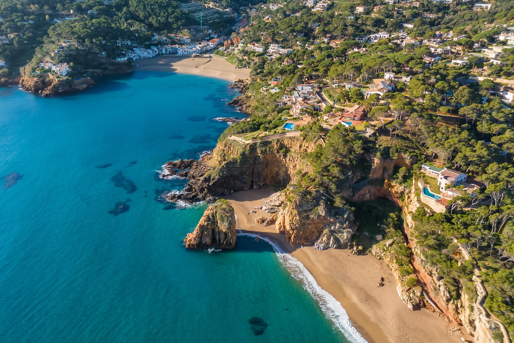 La costa de la Costa Brava en el Mediterráneo, con acantilados, calas y aguas cristalinas
