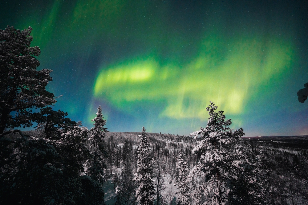 Aurora boreal verde sobre Rovaniemi, en la Laponia finlandesa
