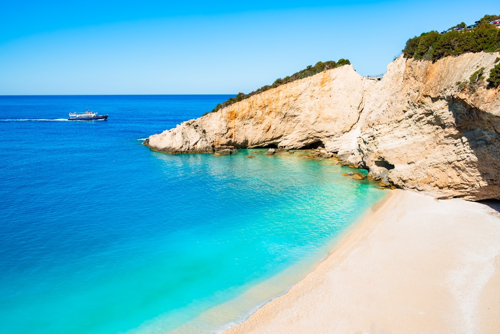 Porto Katsiki en Lefkada, con acantilados blancos y un mar azul celeste
