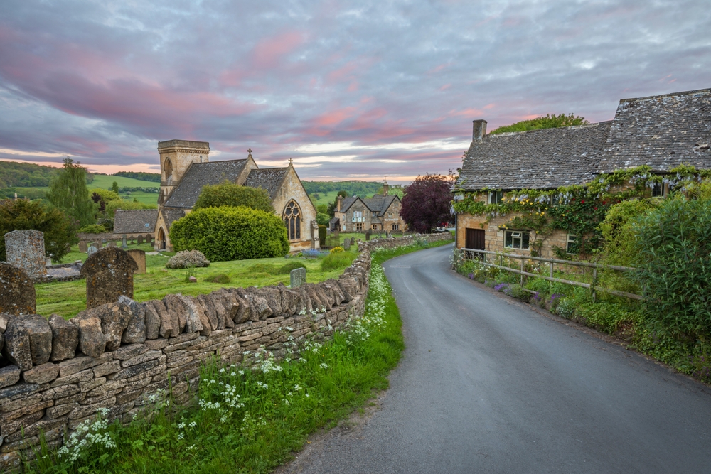 Casas de piedra y la iglesia de St Barnabas en el pueblo de Snowshill, en los Cotswolds