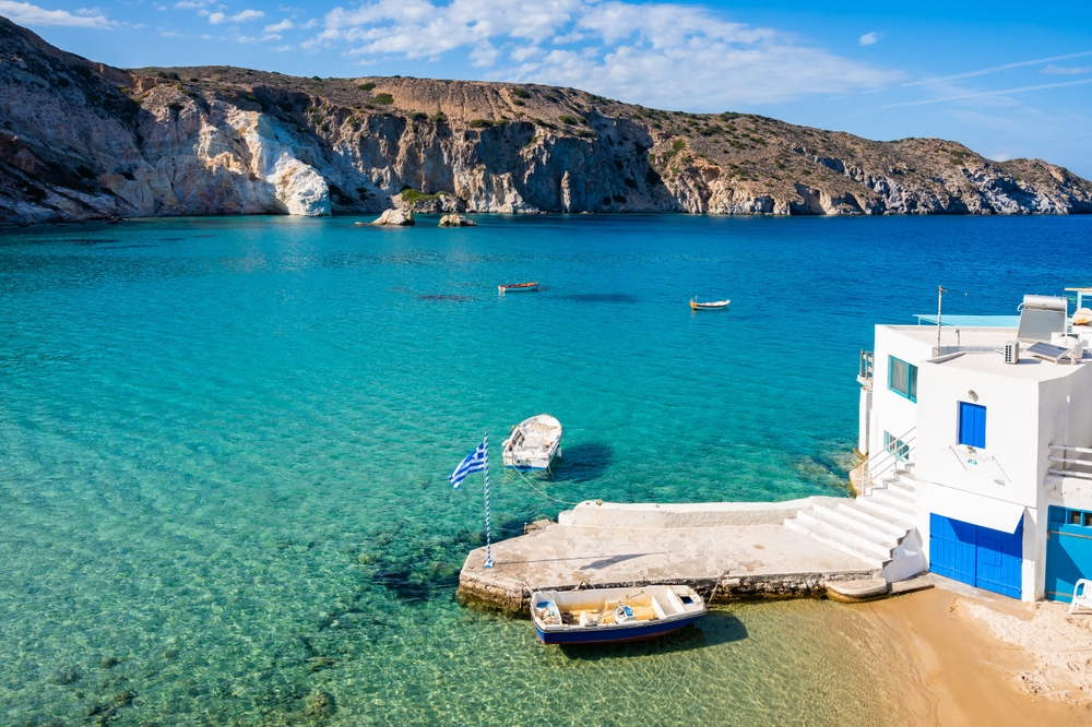 La bahía de Firopotamos, en Milos, con sus casas blancas