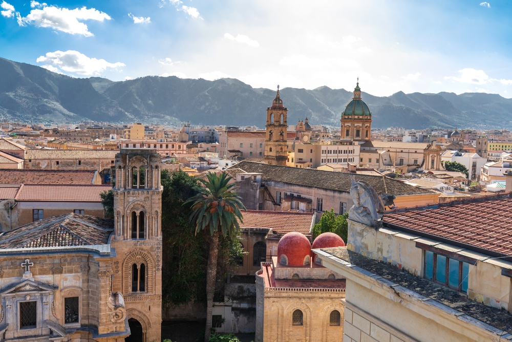Palermo, con iglesias históricas y montañas al fondo