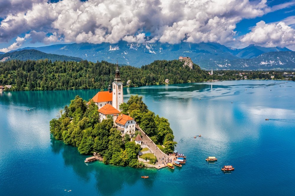 Dónde alojarse en Eslovenia: el lago Bled con la isla y la iglesia frente a los Alpes Julianos