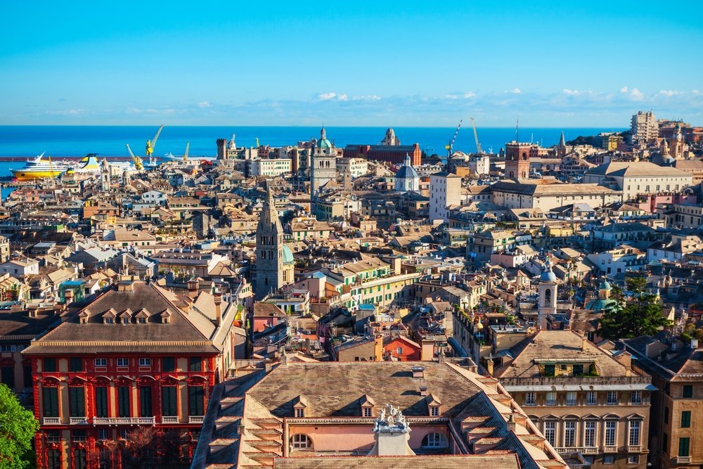 Vista aérea de Génova con el casco antiguo y el puerto en Liguria