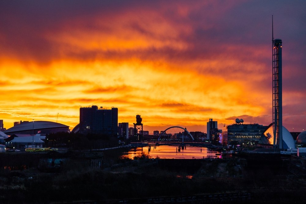 Horizonte de Glasgow al atardecer, visto desde el río Clyde