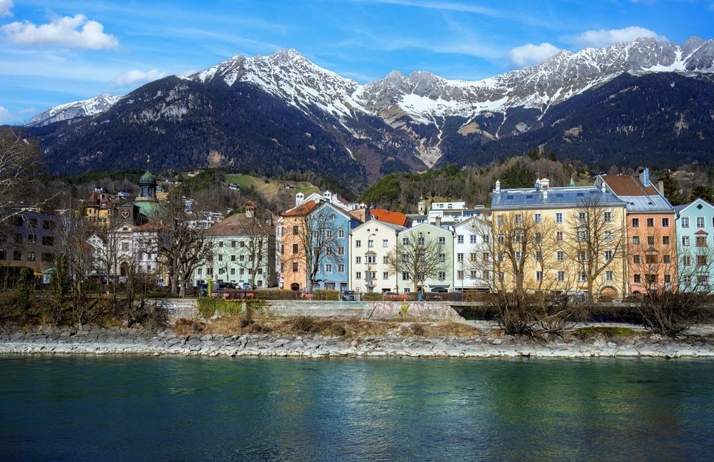 Dónde alojarse en Innsbruck: las casas de colores a lo largo del río Inn con la Nordkette al fondo