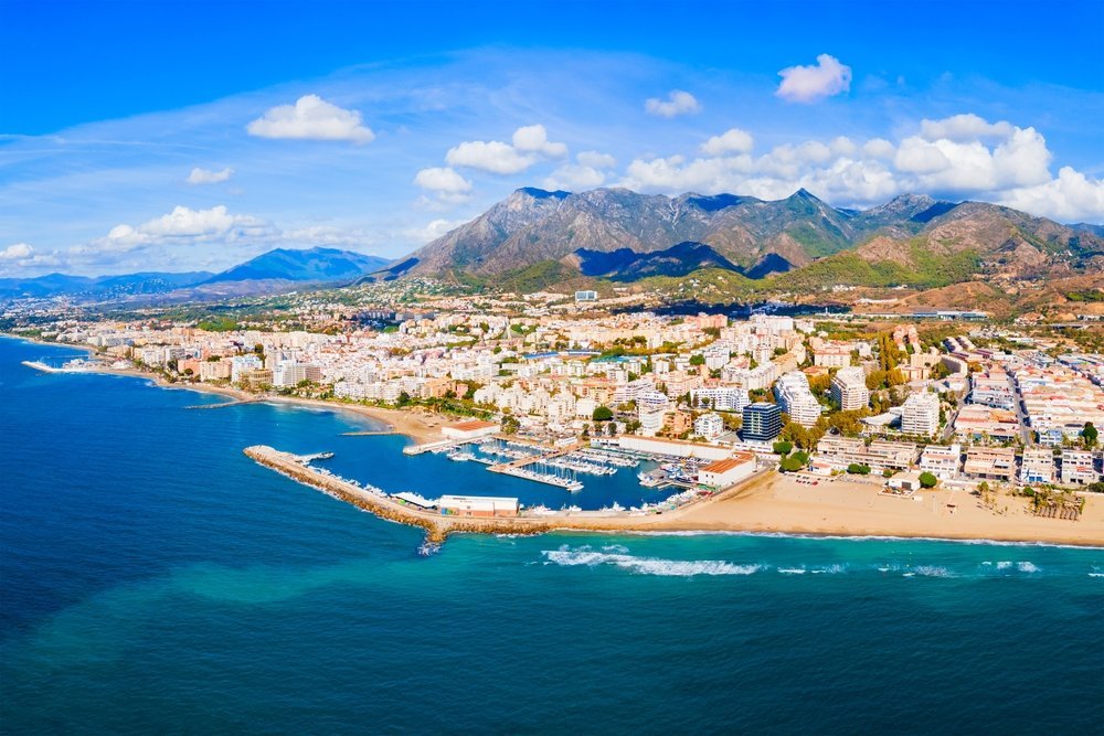 Vista aérea de Marbella con el puerto deportivo, la playa y el monte La Concha