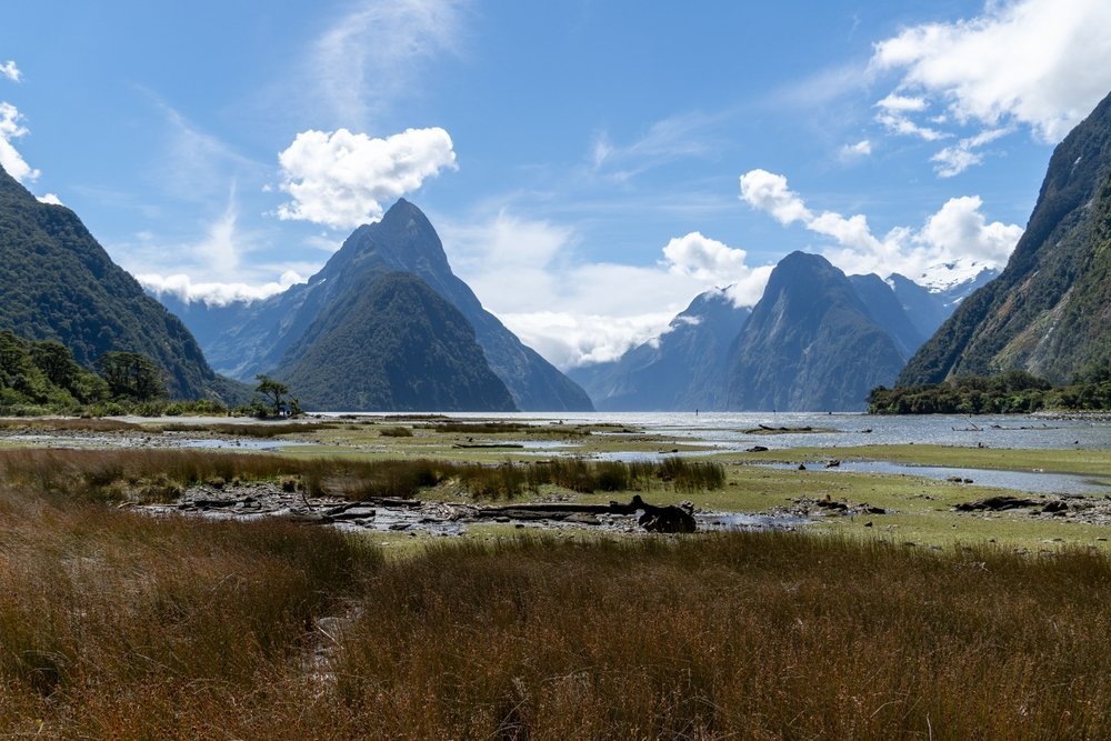 Dónde alojarse en Nueva Zelanda: Mitre Peak sobre Milford Sound en Fiordland