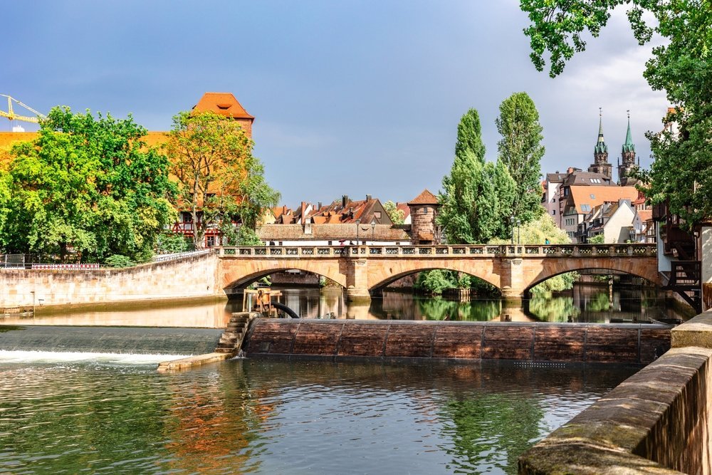 Coloridas casas de entramado de madera y puentes sobre el río Pegnitz en el casco antiguo de Núremberg