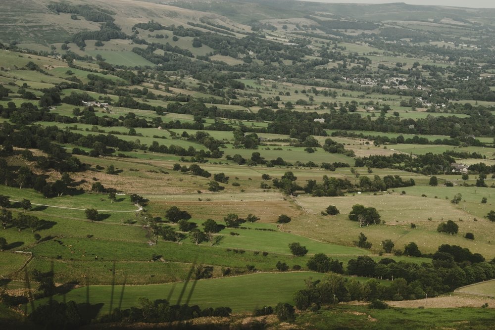 Dónde alojarse en el Peak District: vista desde la cima de Mam Tor sobre el valle de Hope
