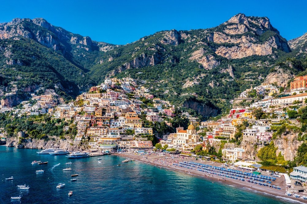 Vista aérea de Positano y de la playa Spiaggia Grande en la Costa Amalfitana