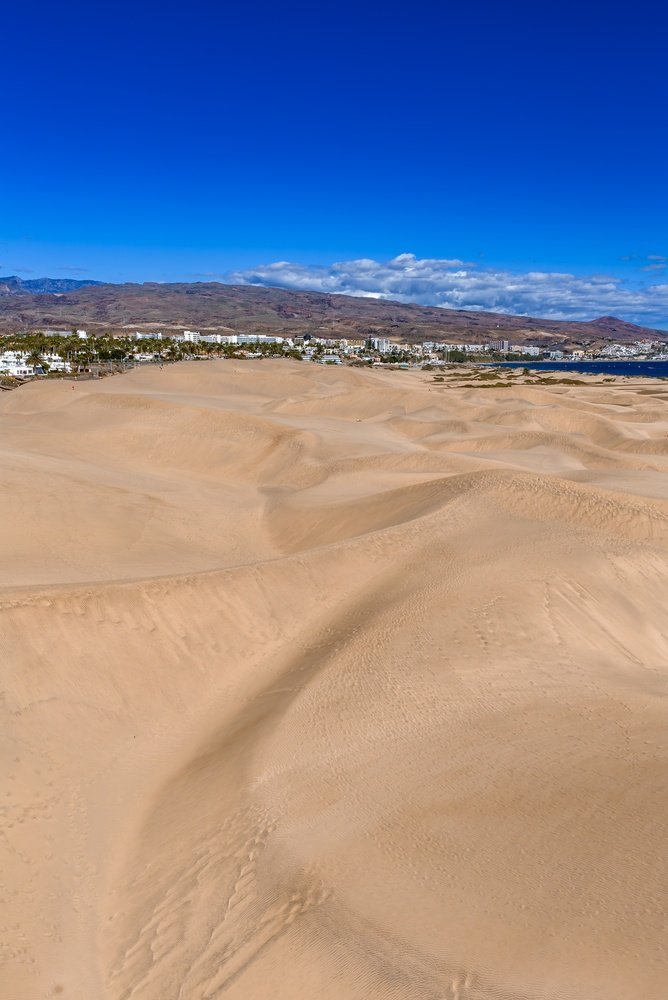 Las dunas de Maspalomas con los hoteles de Playa del Inglés