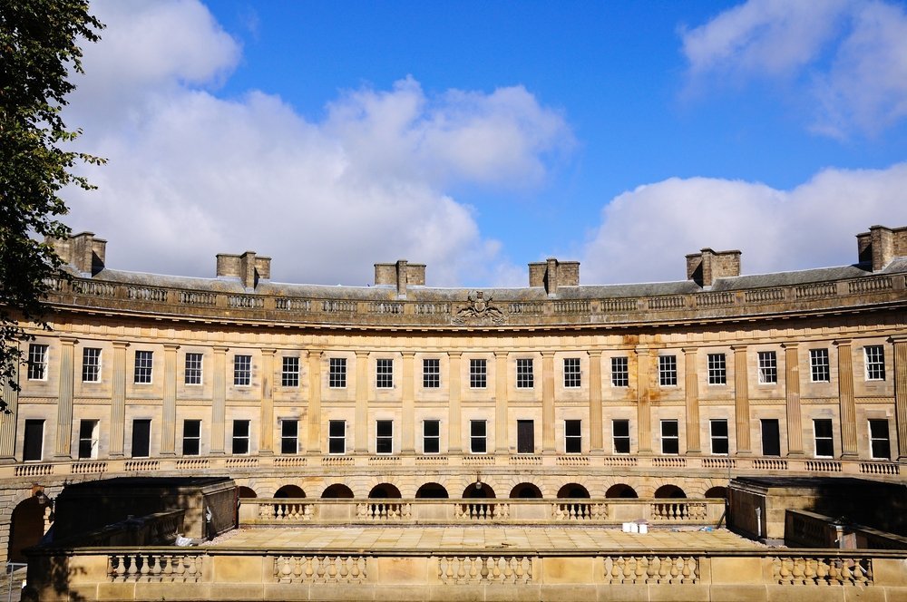 ¿Dónde alojarse en el Peak District? Los 6 mejores pueblos y buenos hoteles 12 El edificio en forma de media luna The Crescent en la ciudad balneario de Buxton