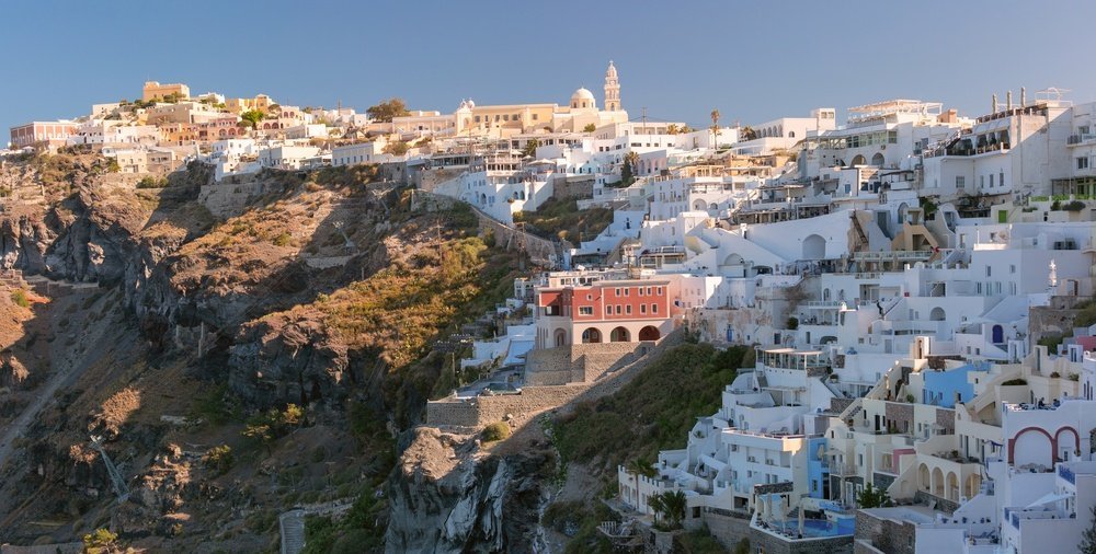 Qué ver en Santorini: 18 cosas que hacer, de la puesta de sol en Oia a las playas volcánicas 22 edificios blancos e iglesias sobre el acantilado en Fira