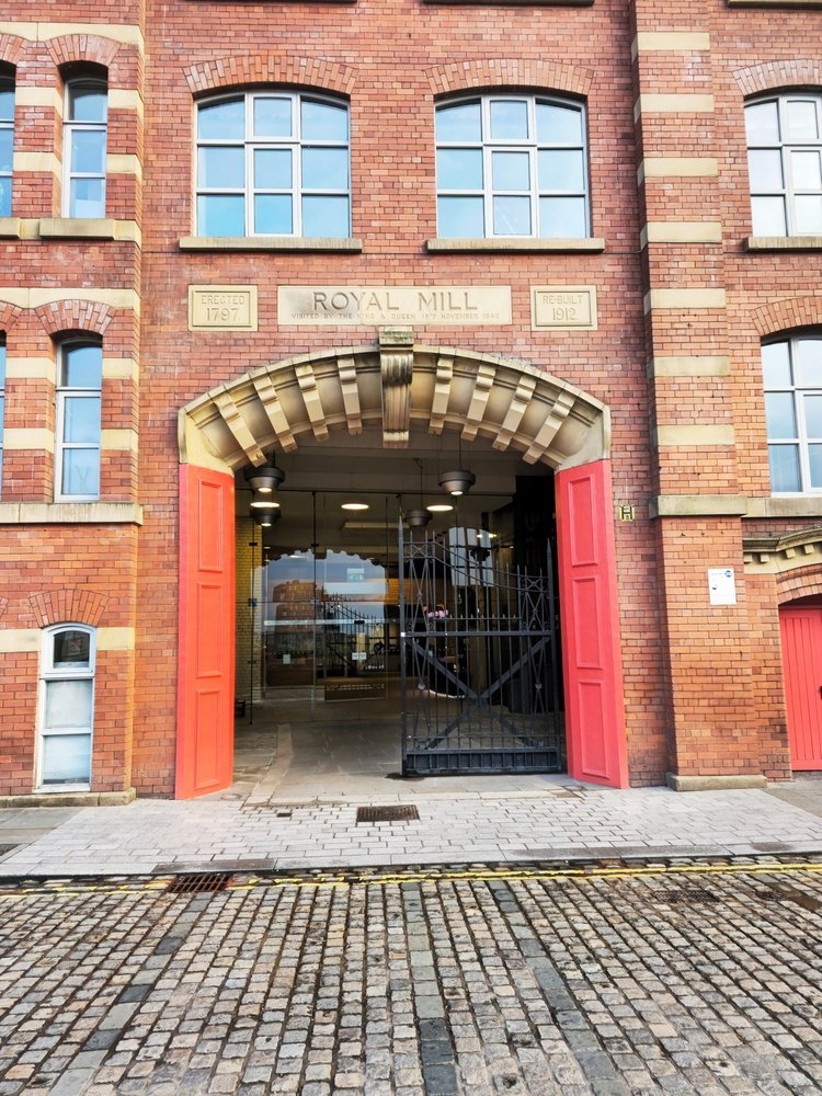 Qué ver en Manchester - las 18 mejores cosas que ver y hacer en la ciudad del fútbol y la música 26 La entrada de la antigua hilandería de algodón Royal Mills en Ancoats
