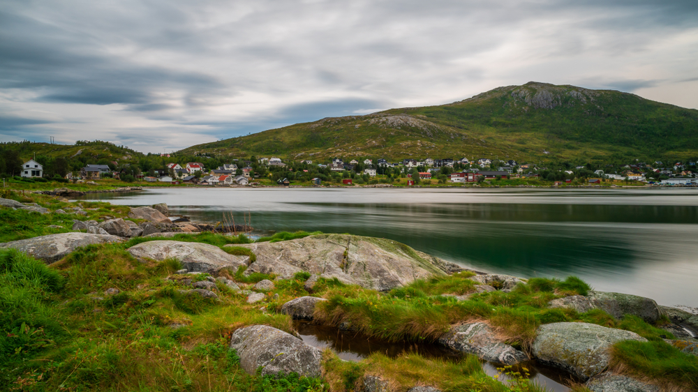 ¿Dónde alojarse en Tromsø? Las 6 mejores zonas y buenos hoteles 12 Vista panorámica del Ersfjorden y el pueblo de Ersfjordbotn, en Kvaløya