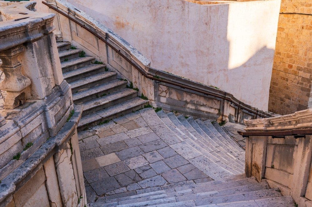 Qué ver en Dubrovnik: 18 cosas que hacer, de la muralla y Lokrum al atardecer desde el Srđ 32 La escalinata de los jesuitas en Dubrovnik, conocida por Juego de Tronos