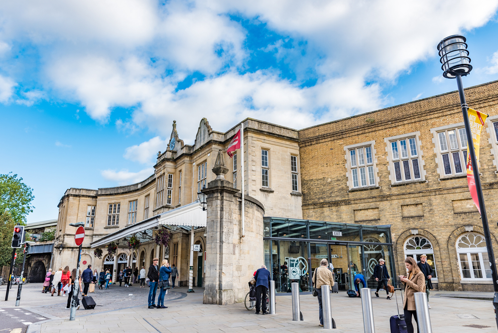 ¿Dónde alojarse en Bath? Las 6 mejores zonas y buenos hoteles 10 La estación de Bath Spa, en Bath, adonde llegan los trenes desde Londres