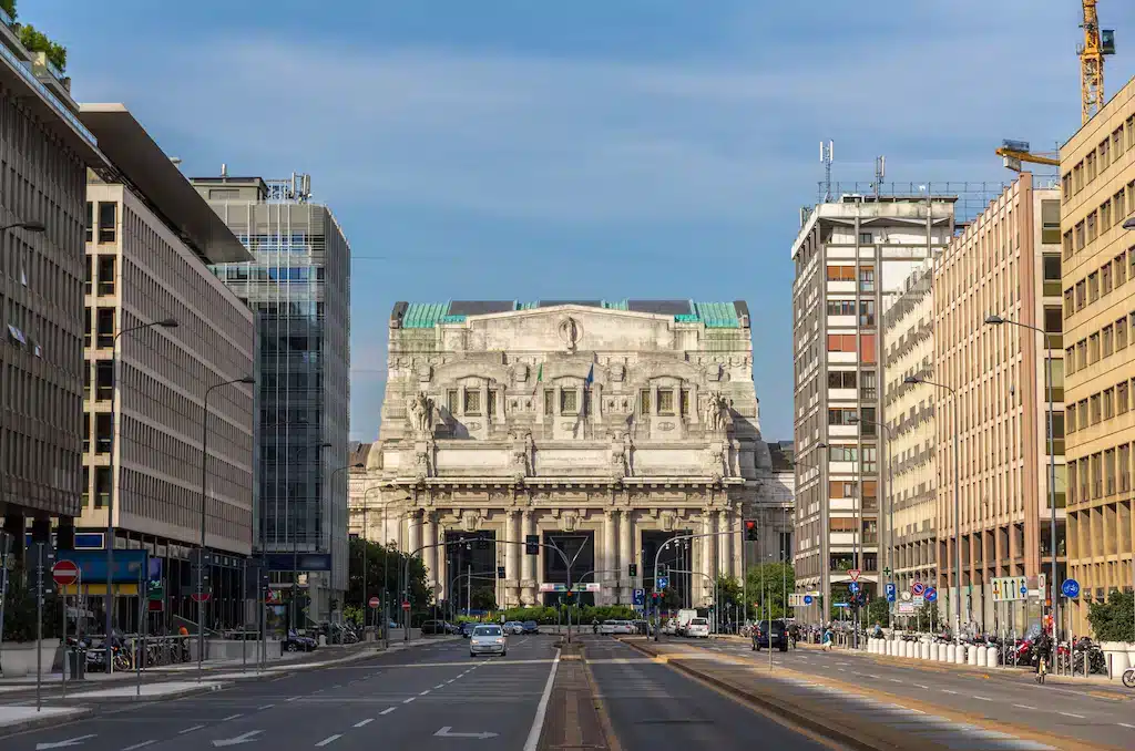 De Malpensa a Milán - tren, autobús y taxi 6 Via Vittor Pisani con la estación Milano Centrale al fondo