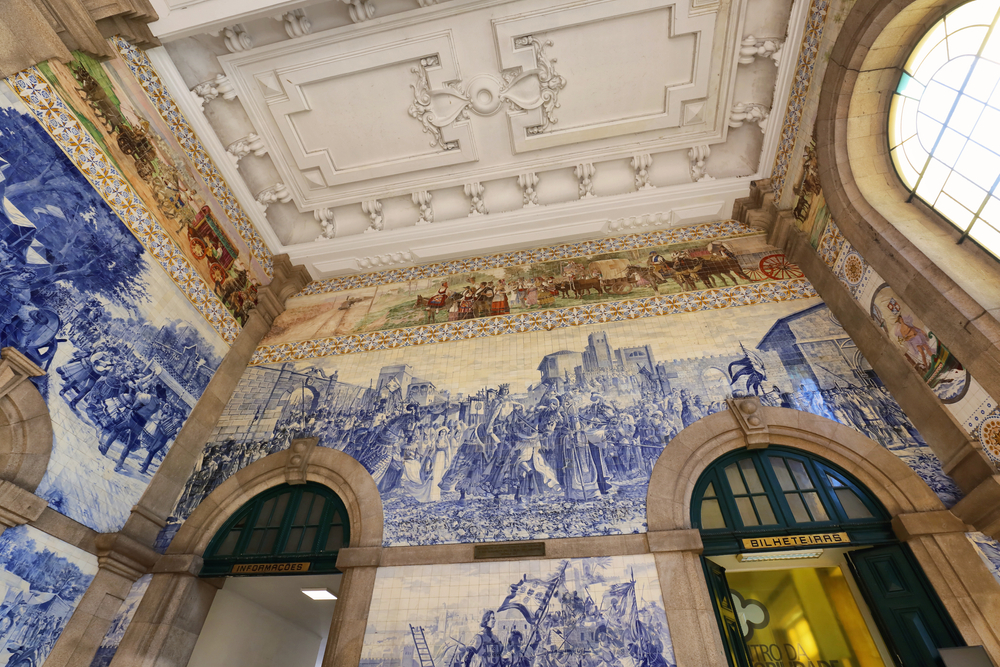 Qué ver en Oporto: las 17 mejores cosas que hacer 25 Azulejos azules y blancos en las paredes del vestíbulo principal de la estación de São Bento, en Oporto