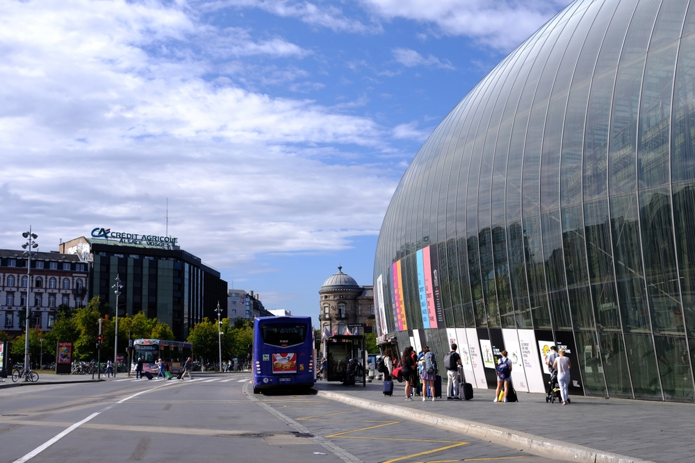 ¿Dónde alojarse en Estrasburgo? Las 6 mejores zonas y buenos hoteles 13 La estación Gare de Strasbourg bajo un cielo azul