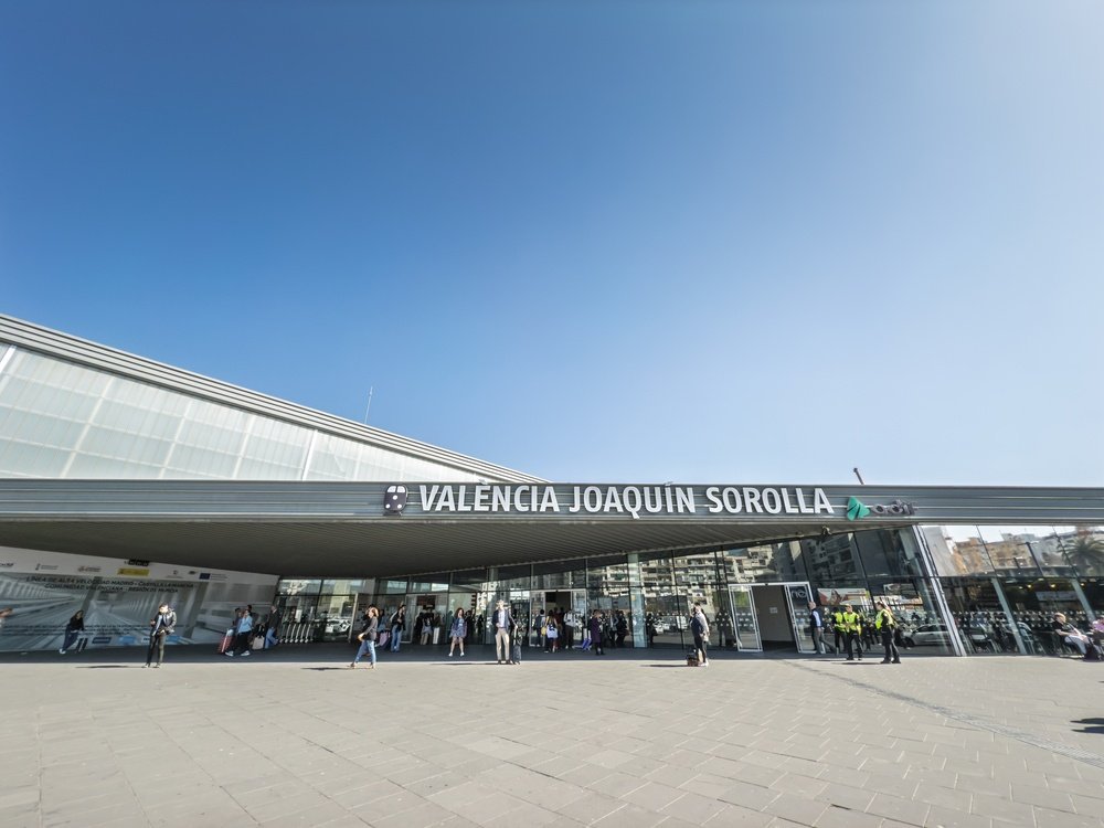 Del aeropuerto de Valencia al centro - guía de transporte 9 La estación Joaquín Sorolla de Valencia, de donde salen los trenes AVE y Euromed