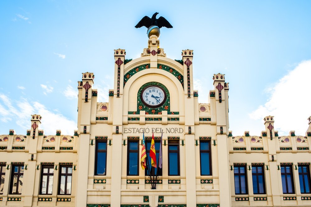 Del aeropuerto de Valencia al centro - guía de transporte 10 La Estación del Norte de Valencia, junto a la estación de metro Xàtiva desde donde sale el metro al aeropuerto