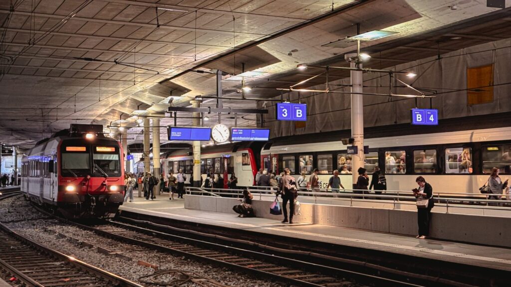 Estación de tren bajo el Airport Center del aeropuerto de Zúrich