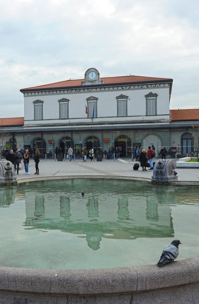 ¿Dónde alojarse en Bérgamo? Las 5 mejores zonas y buenos hoteles 10 La estación de tren de Bérgamo en Piazzale Guglielmo Marconi