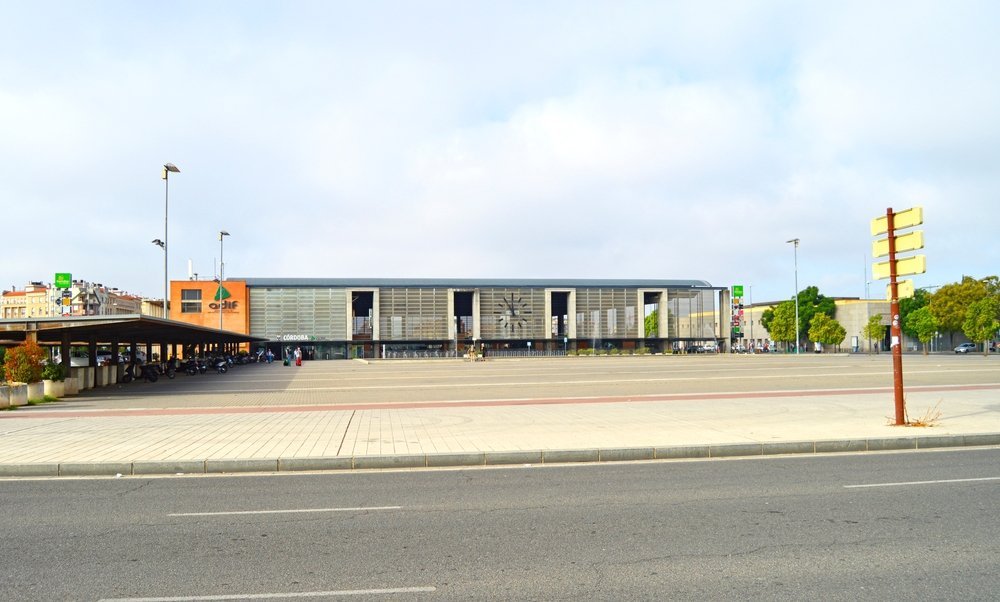 ¿Dónde alojarse en Córdoba? Las 5 mejores zonas y buenos hoteles 12 Estación de tren de Córdoba (AVE) junto a la Plaza de las Tres Culturas