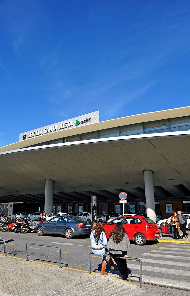 Estación de tren de Santa Justa en Sevilla con trenes AVE