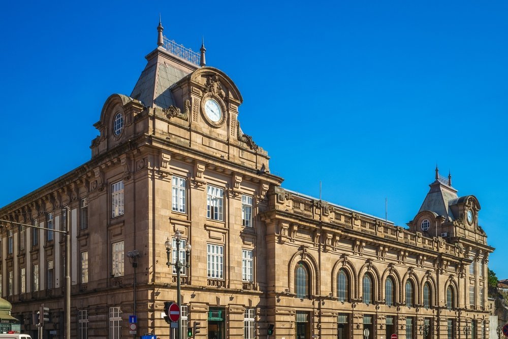 Del aeropuerto de Oporto al centro - guía de transporte 10 Estación de tren de São Bento en Oporto