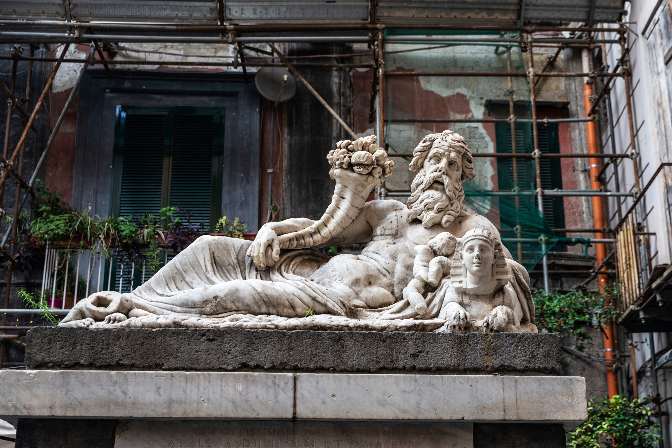 Qué ver en Nápoles: las 17 mejores cosas que hacer 19 Estatua del dios del río Nilo junto a Spaccanapoli, en Nápoles
