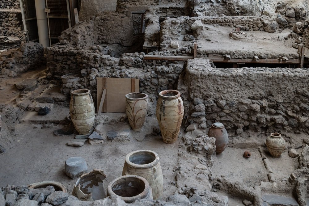 Qué ver en Santorini: 18 cosas que hacer, de la puesta de sol en Oia a las playas volcánicas 25 la excavación de Akrotiri bajo la cubierta