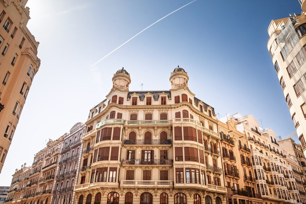 Qué ver en Valencia: 17 cosas que hacer, de la Ciudad de las Artes a la paella en la Albufera 28 Fachada con balcones de una casa histórica en Ruzafa