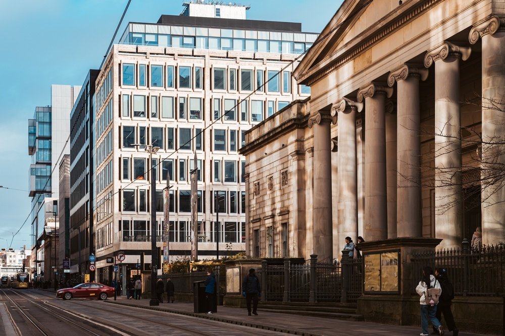 Qué ver en Manchester - las 18 mejores cosas que ver y hacer en la ciudad del fútbol y la música 28 La fachada neoclásica de la Manchester Art Gallery en Mosley Street