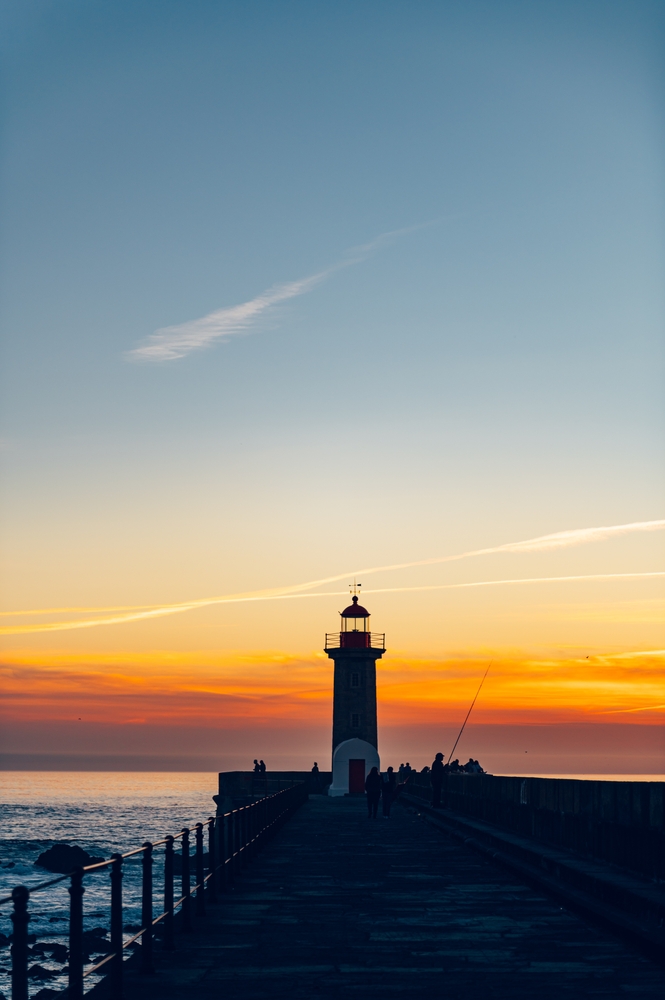 Qué ver en Oporto: las 17 mejores cosas que hacer 32 El faro Farolim de Felgueiras en Foz do Douro, en Oporto, al atardecer