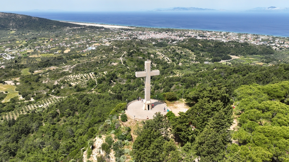 Qué ver en Rodas: las 18 mejores cosas que hacer 34 Vista aérea del monasterio y la gran cruz de Filerimos en Rodas