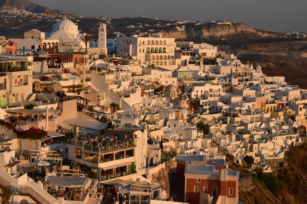 ¿Dónde alojarse en Grecia? Las 13 mejores zonas y buenos hoteles 17 Fira en el borde de la caldera de Santorini